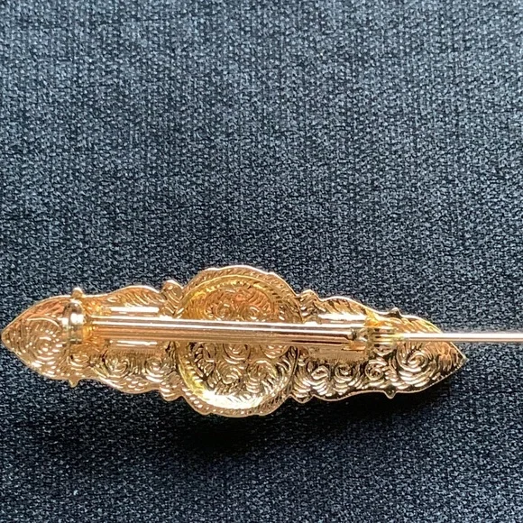 Gold tone bar brooch - Picture 4 of 4